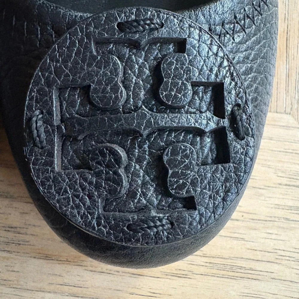 $225 TORY BURCH Reva Ballet Flats Pebbled Leather Logo Medallion Black SZ 6M EUC